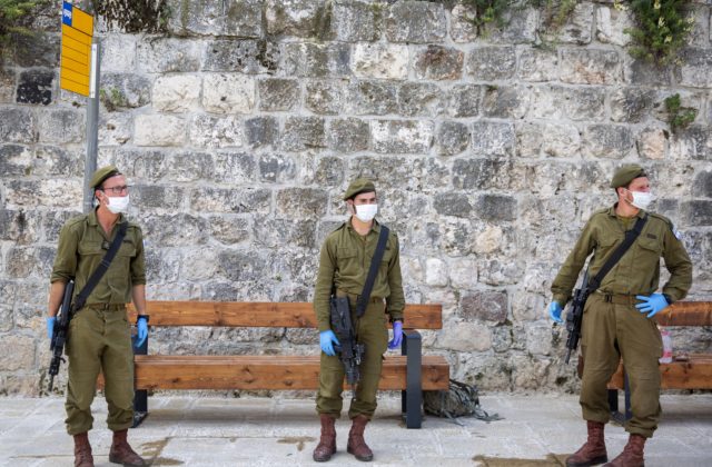 Izraelská armáda už zaočkovala veľkú väčšinu svojich vojakov, zostávajúcich nútiť nebudú