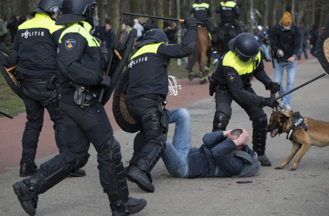 V Holandsku protestovali stovky ľudí proti vláde i lockdownu, policajti použili aj vodné delo (video)