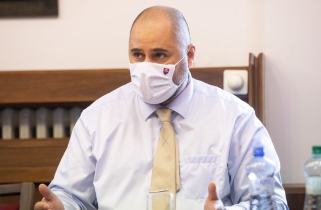 Koaličný poslanec Linhart kritizuje Mikulca pre marenie vyšetrovania, uvažuje podporiť jeho odvolanie