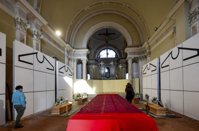 V Bergame odhalili živý pamätník obetiam koronavírusu, je symbolom bolesti Talianska (video)