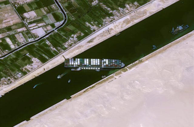 Pred upchatým Suezským prieplavom čakajú stovky lodí, nákladná doprava má tak denne miliardové straty