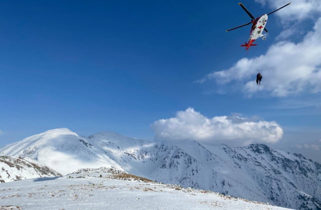 Dvoch Slovákov strhla v Západných Tatrách lavína, zachraňovali ich za pomoci vrtuľníka