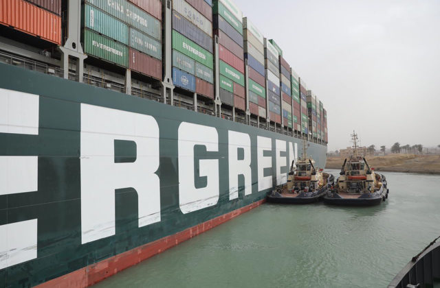 Správca Suezského prieplavu sa znovu pokúsi o vyslobodenie lode, operácie si musí dobre načasovať