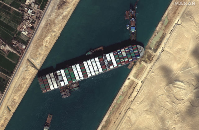 Pokus o vyslobodenie uviaznutej lode v Suezskom prieplave zlyhal, pomôžu ďalšie ťažné člny