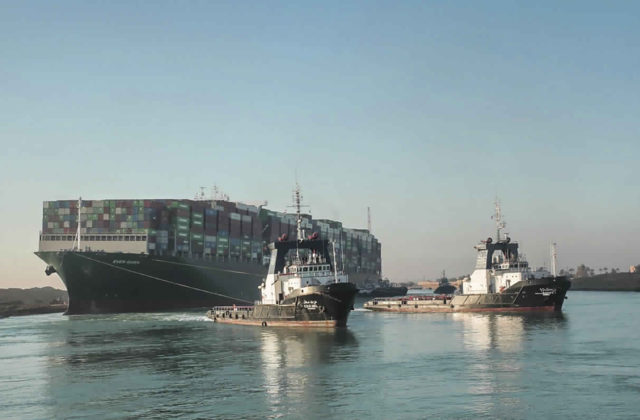 Najhoršie obavy sa nenaplnili, uviaznutú loď v Suezskom prieplave sa podarilo čiastočne uvoľniť