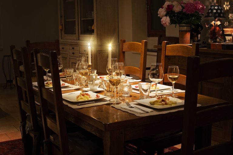 Poznáte pravidlá stolovania? Ako prestrieť stôl na slávnostný obed či večeru?