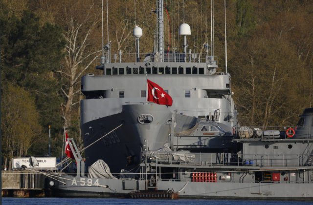 Zadržali desiatich bývalých admirálov pre ich výzvy na dodržiavanie zmluvy o plavbe cez Bospor