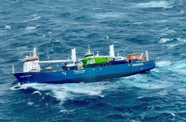 Holandskú nákladnú loď unáša more k pobrežiu, hrozí náraz a environmentálne škody