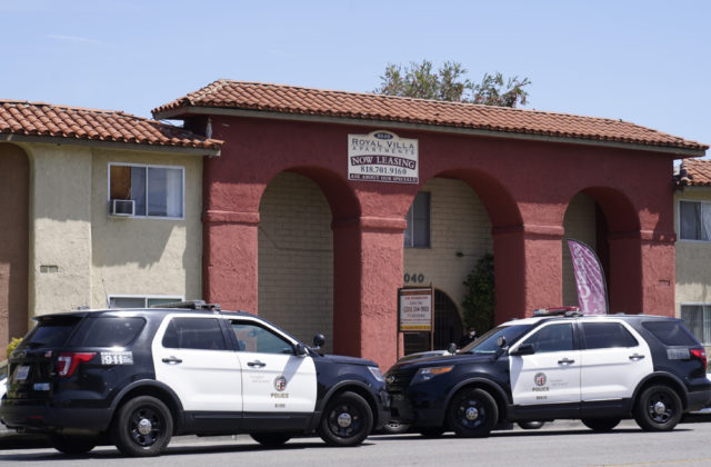 V Kalifornii našli tri zavraždené deti mladšie ako päť rokov, podozrivá je matka