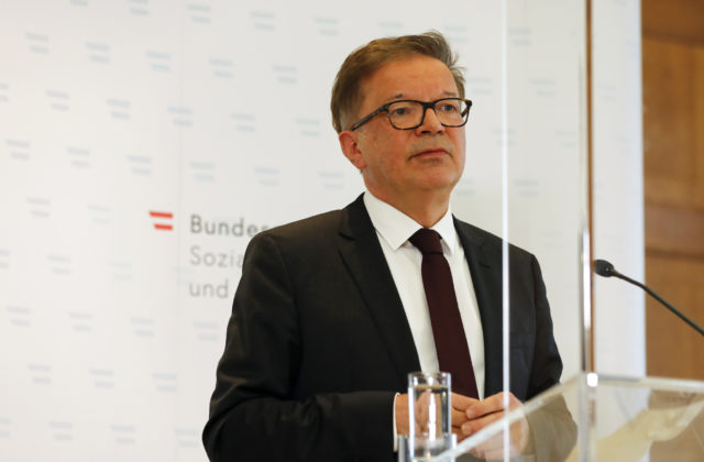 Rakúsky minister zdravotníctva Anschober podal demisiu, z funkcie ho vyhnala prepracovanosť