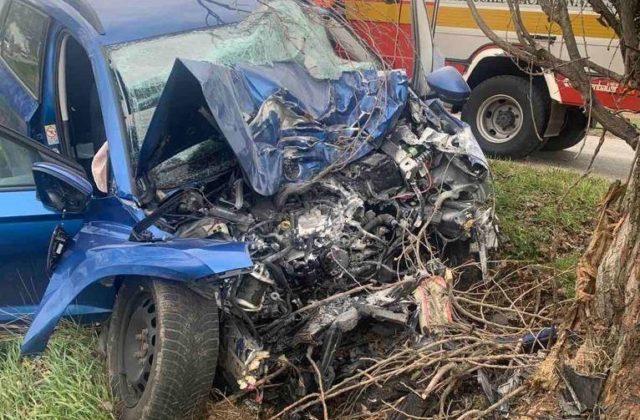 Pri obci Šintava došlo k tragickej dopravnej nehode, po náraze auta do stromu zomrel jeden človek