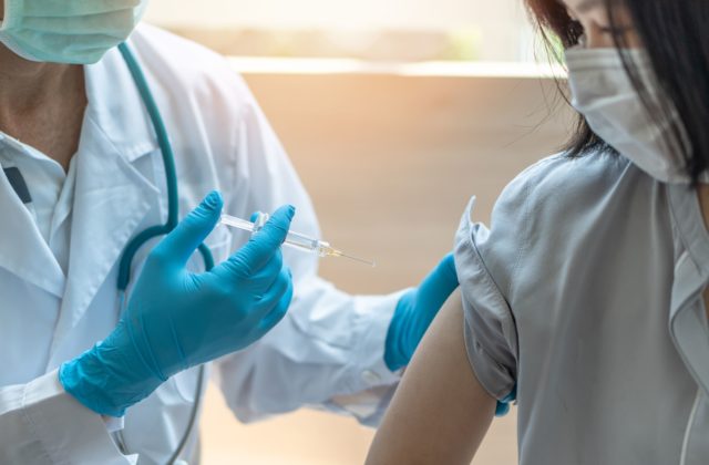 Izrael proti koronavírusu zaočkoval už väčšinu populácie a zrušil povinnosť nosiť rúška na verejnosti