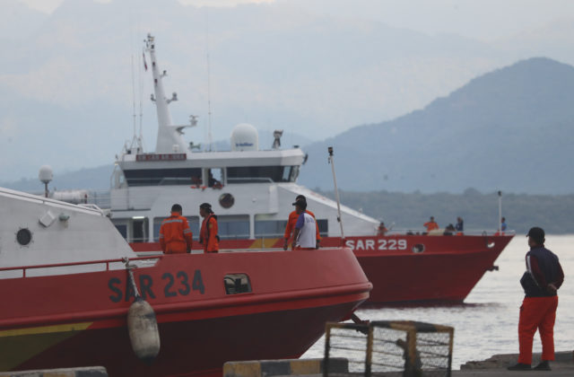 Námorníctvo v Indonézii objavilo predmety zo stratenej ponorky, šance na prežitie posádky označilo za nulové