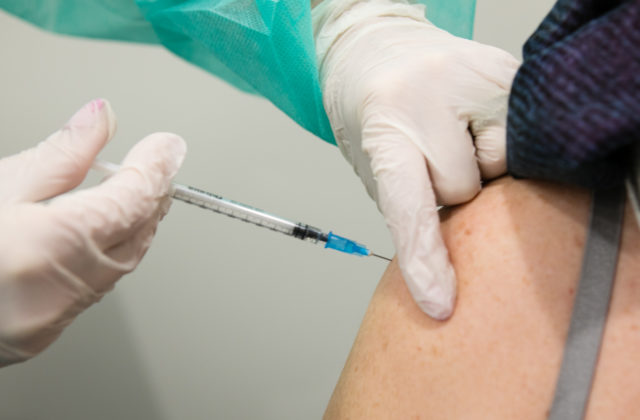Zaočkovaní ľudia sú väčšími roznášačmi koronavírusu, lekár vyvracia ďalší hoax