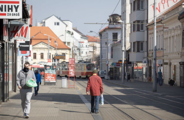 Zákaz vychádzania zostáva na Slovensku stále v platnosti, rušia sa však nákupné hodiny pre seniorov (video)