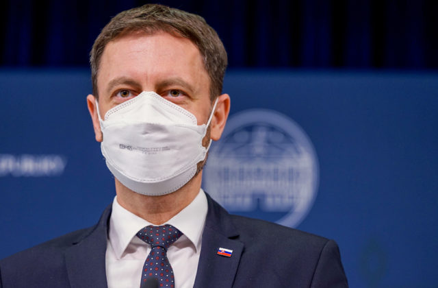 Premiér Heger avizuje očkovanie proti koronavírusu aj u obvodných lekárov a apeluje na politikov