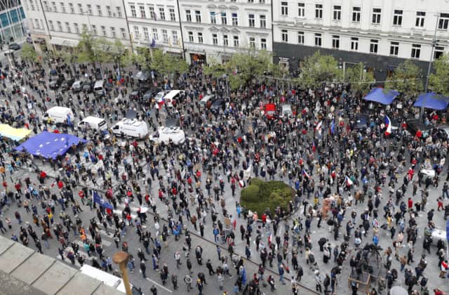 Tisíce Čechov vyšli do ulíc, protestovali proti prezidentovi Zemanovi (video)