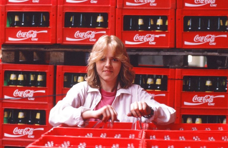 Coca-Cola oslavuje 50 rokov. Kedysi sa dala kúpiť len v reštauráciách 1. a 2. kategórie, v Tuzexe a v lietadle