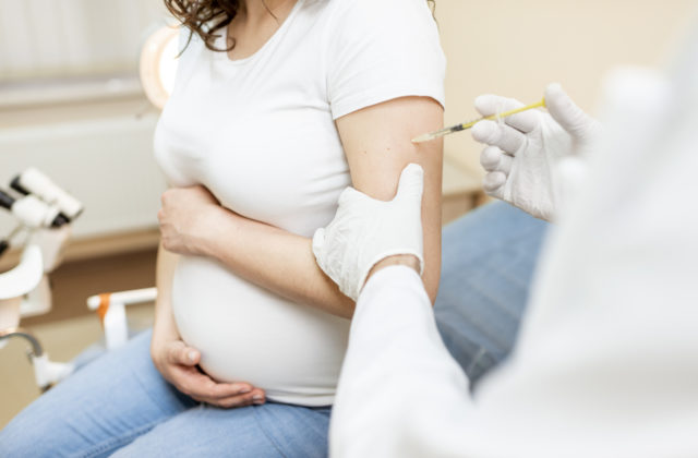 SNSĽP žiada, aby mali tehotné ženy pri očkovaní prednosť. Lengvarský si však nie je istý bezpečnosťou