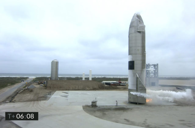 SpaceX úspešne otestovala štart a pristátie lode Starship, na palube však vypukol požiar (video)
