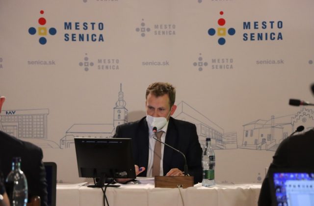 Primátorovi Senice Martinovi Džačovskému poslanci dočasne zvýšili na tri mesiace plat o tisíc eur