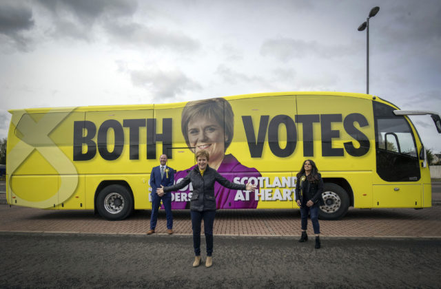 Víťazom volieb v Škótsku je Sturgeonovej strana, nacionalistom však k majorite chýba jedno kreslo