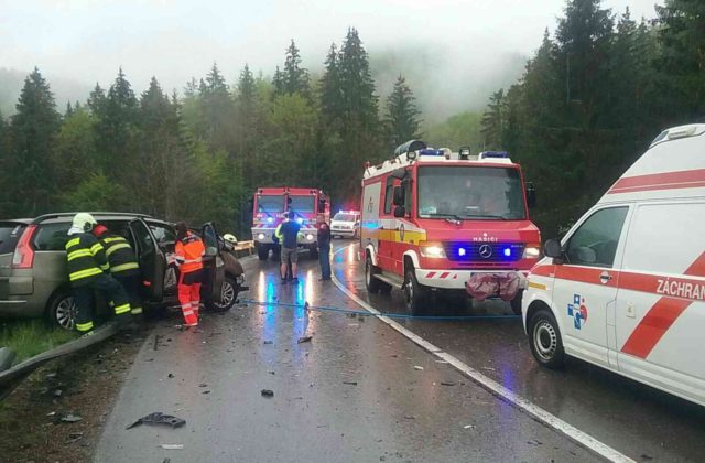 Cesta pod horským priechodom Čertovica je uzavretá, pri nehode sa zrazilo auto s kamiónom (foto)