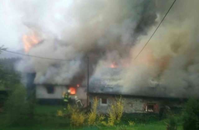 V obci Korňa vypukol požiar drevenice, zasahujú hasiči aj členovia dobrovoľných hasičských zborov