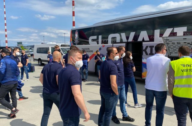 Slovenskí hokejisti prileteli do Rigy na majstrovstvá sveta, čaká ich päťdňová karanténa