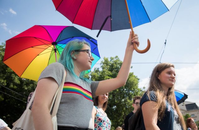 LGBTI ľudia majú strach prejaviť sa na verejnosti, pre mnohých je tabu aj držanie sa za ruky