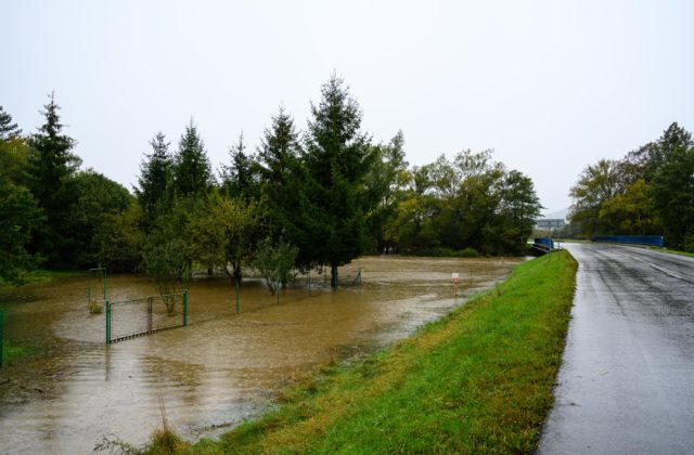 V okresoch Námestovo, Zvolen a Banská Bystrica hrozia povodne, stúpa aj hladina Dunaja