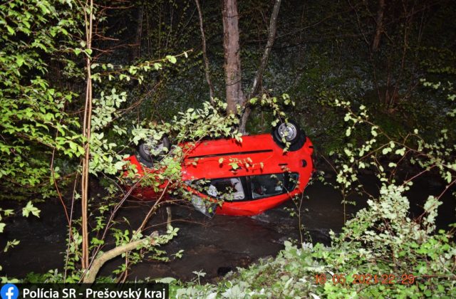 Mladík neprežil nehodu za Toporcom, s autom najprv narazil do stromu a potom skončil v potoku (foto)