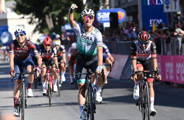 Peter Sagan vyhral etapu na Giro d´Italia, po úspešnom špurte je lídrom bodovacej súťaže (video)