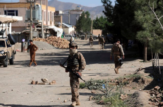 Útoky militantov v Afganistane nekončia. Doplácajú na to civilisti, ktorých ohrozujú aj míny