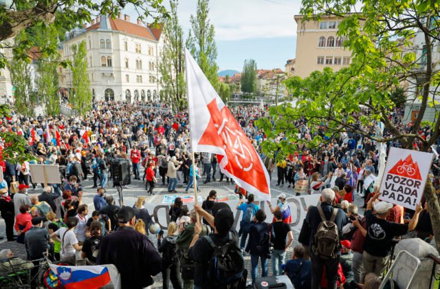 Tisíce Slovincov vyšli do ulíc Ľubľany, žiadajú odstúpenie premiéra a predčasné voľby (video)