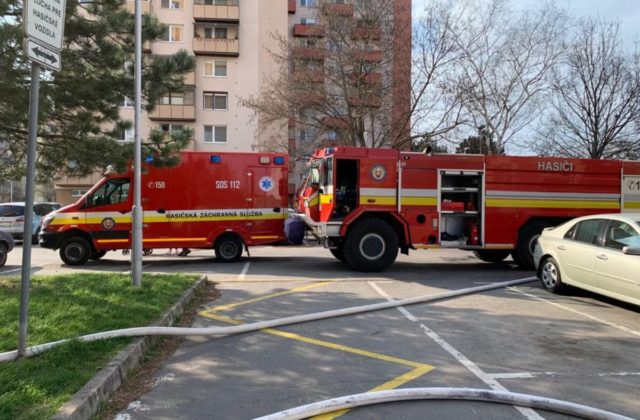 V bytovom dome v Bratislave vypukol požiar, hasiči hlásia jednu obeť