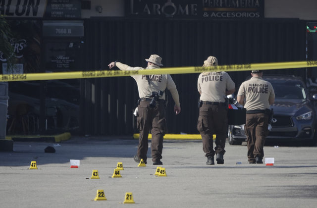 Streľba pred banketovou sálou na Floride má dve obete, ďalších 25 osôb je zranených (video)