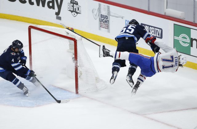 Colorado je v play-off NHL stále bez prehry, Evansa z Montrealu brutálne „zostrelil“ Scheifele (video)