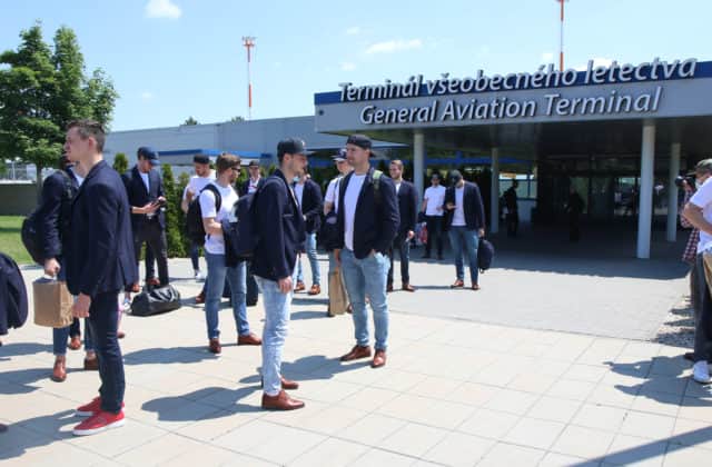 Slovenskí hokejisti prileteli z MS v Rige domov, Cehlárik je napriek vypadnutiu hrdý na chlapcov (video)