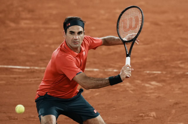 Federer v polnočnej bitke premohol Koepfera, ale uvažuje nad odstúpením z Roland Garros (video)