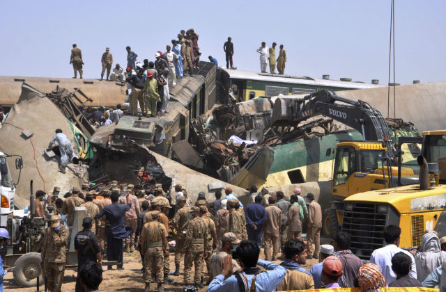 Zrážka rýchlikov v Pakistane si vyžiadala najmenej 45 mŕtvych, jeden z vlakov sa predtým vykoľajil