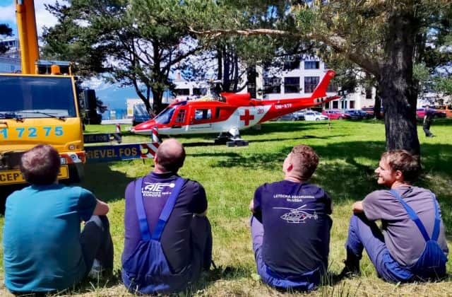 Letisko v Poprade má novú atrakciu, pred jeho budovu umiestnili záchranársky vrtuľník Filoména