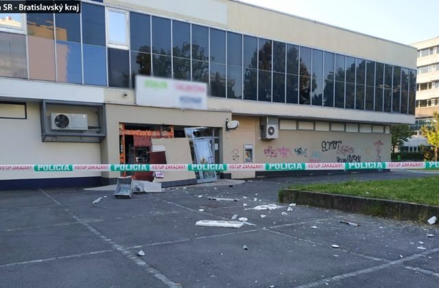 V bratislavskom Ružinove vykradli bankomat, zlodeji za sebou zanechali spúšť