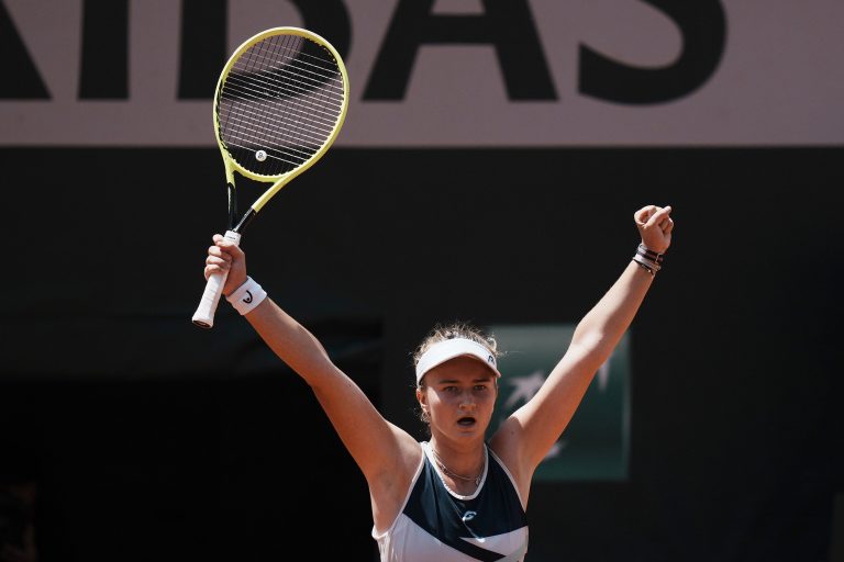 Krejčíková sa na Roland Garros prebojovala až do semifinále, zdolať musí Sakkariovú (video)