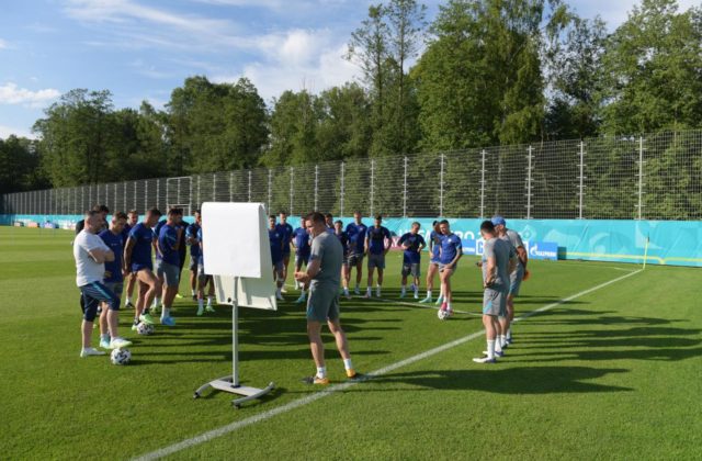 Slovenskí futbalisti majú za sebou prvý tréning v Petrohrade. Mintál verí, že si na ME ustrážia Lewandowského (video)