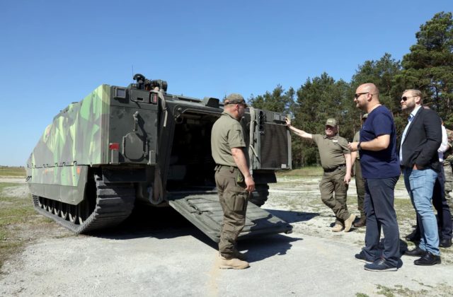 Ministerstvo obrany plánuje objednať nové obrnené vozidlá, malú ukážku si prezrel aj minister Naď