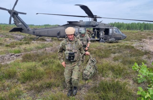 Slovenskí delostrelci cvičia v Lotyšsku paľbu do vzduchu, na tréningy využívajú aj vojenské vrtuľníky (foto)