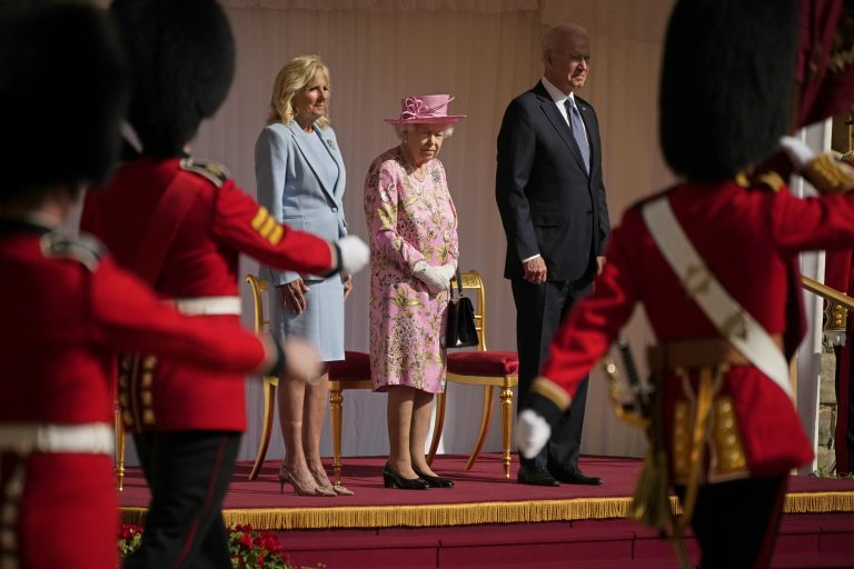 Britská kráľovná Alžbeta II. privítala na hrade Windsor prezidenta USA Joea Bidena s manželkou