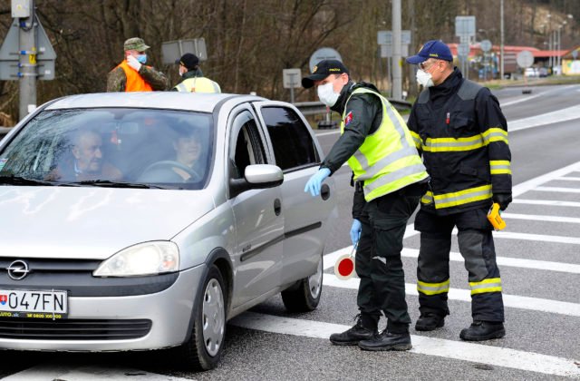 Polícia pokračuje v kontrolách dodržiavania karanténnych povinností, vodiči ju stretnú na hranici s Českom