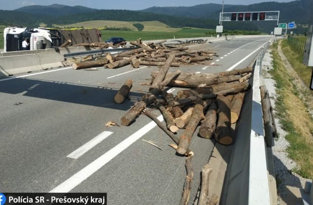 Diaľnica D1 je pod Spišským hradom neprejazdná, prevrátil sa tam kamión s drevom (foto)